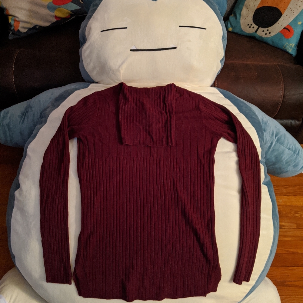 Size S maroon Wantable turtleneck